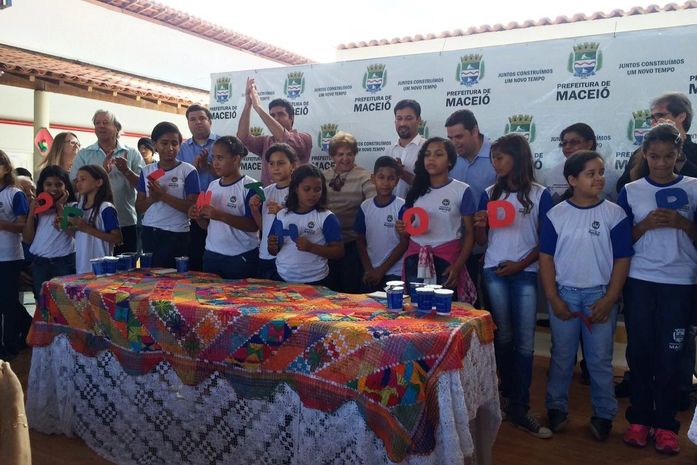 Rui Palmeira reinaugurou escola Corintho da Paz