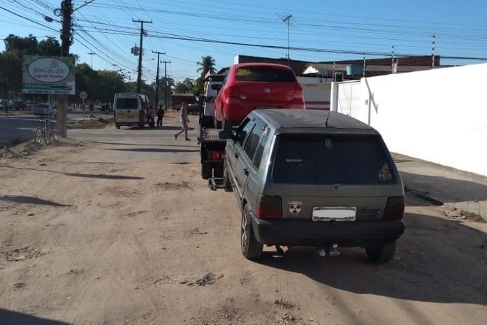 Veículos são removidos durante fiscalização da SMTT em Maceió