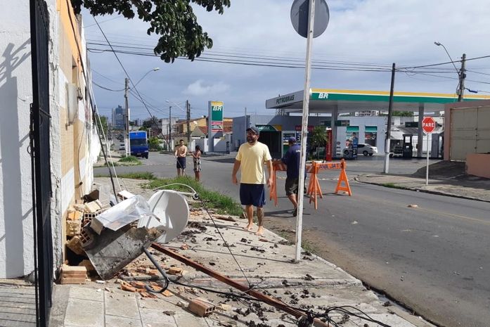 Marquise caiu na tarde deste domingo no bairro do Pinheiro