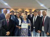 Tânia de Maya Pedrosa marca presença neste domingo na Bienal 2025 lançando sua 4ª edição do livro Arte Popular de Alagoas
