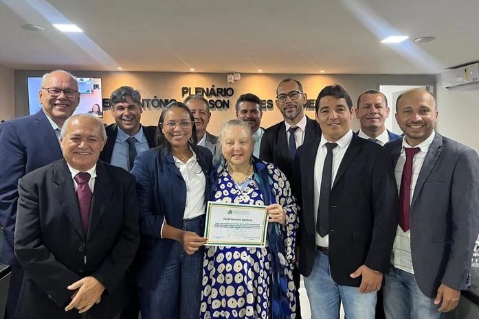 Tânia de Maya Pedrosa marca presença neste domingo na Bienal 2025 lançando sua 4ª edição do livro Arte Popular de Alagoas