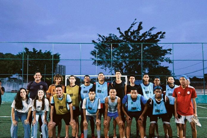 Instituto Novos Destinos realiza palestra e entrega de materiais para jovens do Projeto Social Arena Serraria