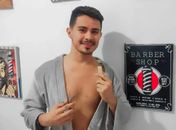 Cearense cria barbearia de nudismo, com funcionários e clientes nus