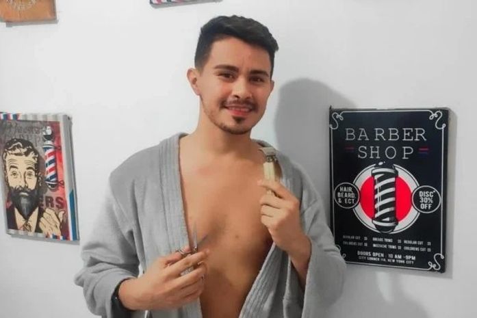 Cearense cria barbearia de nudismo, com funcionários e clientes nus