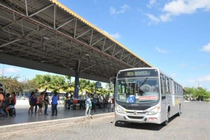 Idoso é preso por importunar sexualmente jovem dentro de ônibus