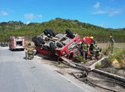 Carreta tomba e condutor fica preso às ferragens na AL-105