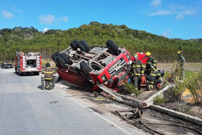 Carreta tomba e condutor fica preso às ferragens na AL-105