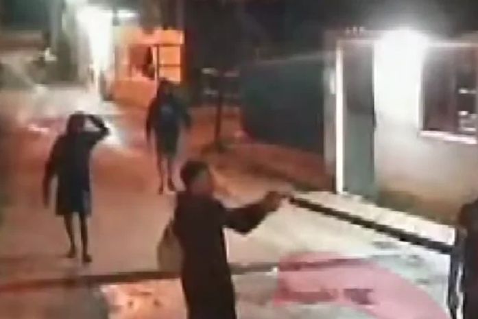 Imagens mostram homens armados circulando em conjunto residencial de Maceió