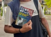 Gilson, um morador em situação de rua, pediu um livro para essa ativista, e, também, ajuda para  tratar a dependência química