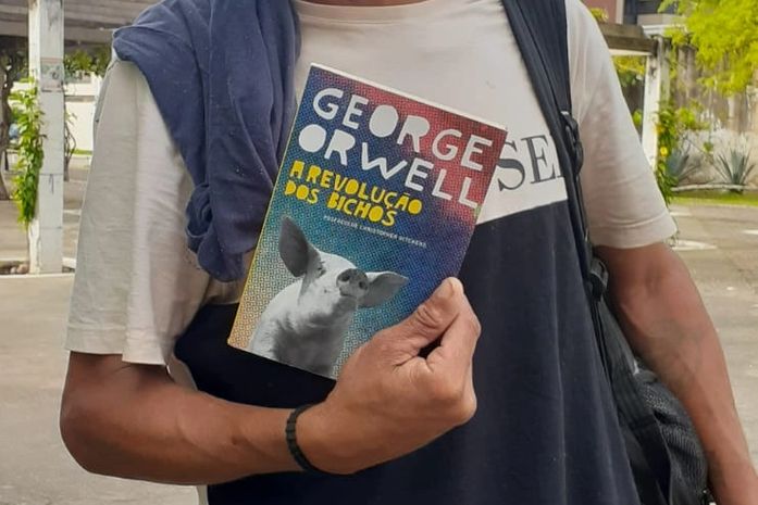 Gilson, um morador em situação de rua, pediu um livro para essa ativista, e, também, ajuda para tratar a dependência química