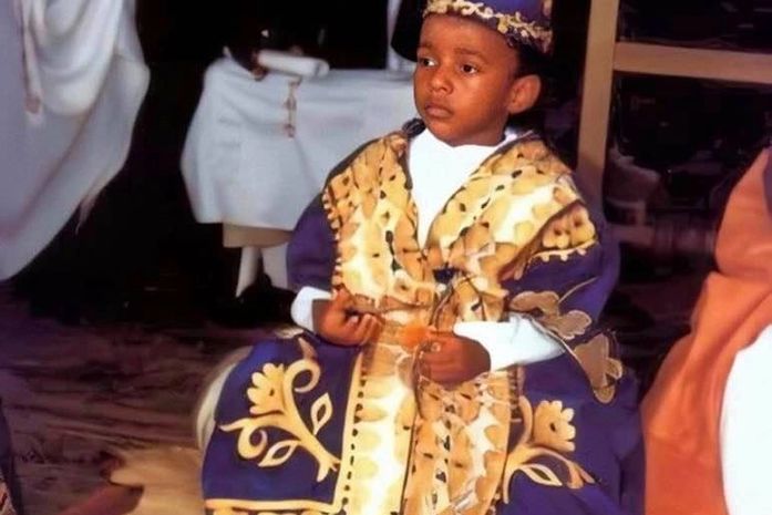 Jovem africano é o rei mais jovem do mundo.