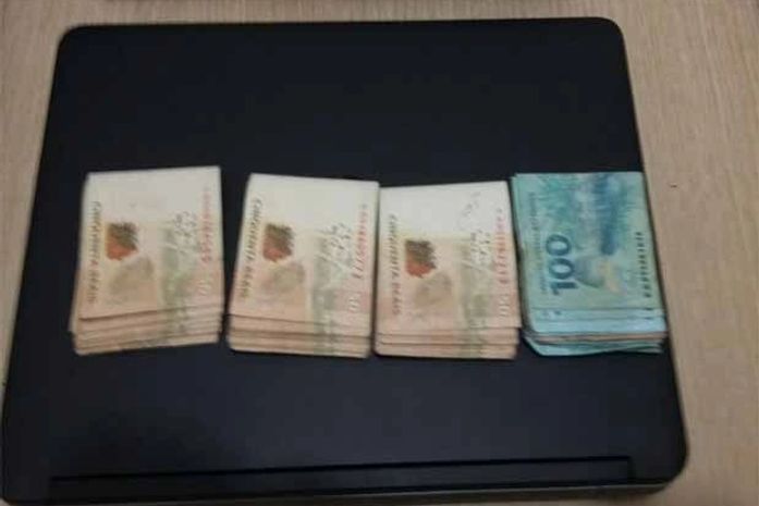 Quatro mil reais e notebook foram recuperados pela polícia
