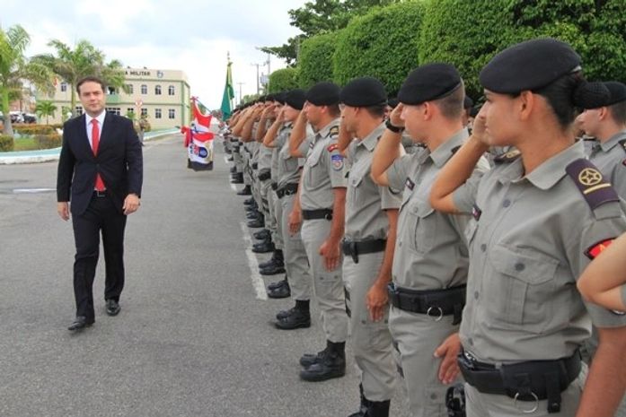 Renan Filho passa em revista à tropa