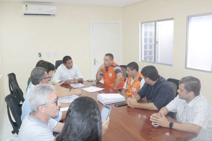 Júlio Cezar reúne secretários para discutir situações provocadas pelas chuvas