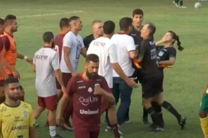 “Repugnante”, dizem vereadoras sobre técnico que agrediu bandeirinha com cabeçada 