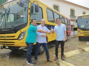Prefeito Ronaldo Lopes entrega dez ônibus para transporte escolar
