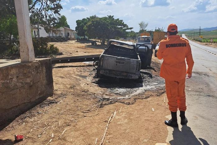 Colisão entre moto e caminhonete deixa motociclista morto e veículo carbonizado