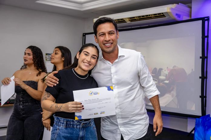 Vice-prefeito entrega certificados para 80 alunas de cursos profissionalizantes em Maceió