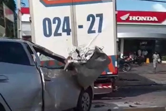 Colisão entre caminhão e três carros de passeio deixa duas pessoas feridas e provoca engarrafamento, na parte alta de Maceió