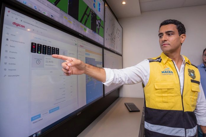 Prefeito JHC aponta para o monitoramento feito pela SMTT para melhorias na mobilidade urbana.
