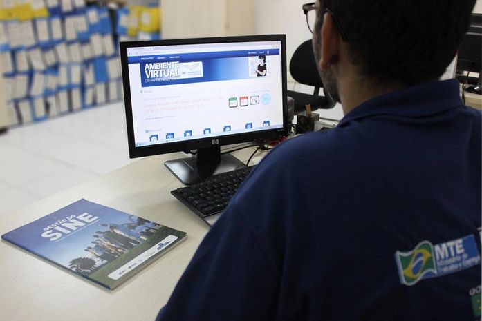 Sine aperfeiçoa atendimento a pessoas com deficiência auditiva