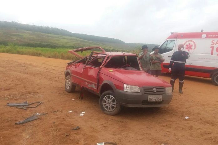 Veículo capota na BR 101 e deixa uma pessoa ferida