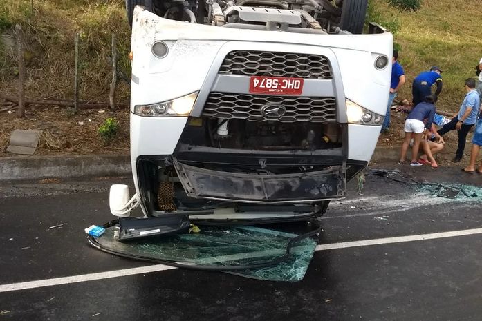 Van ficou de ponta cabeça após capotar