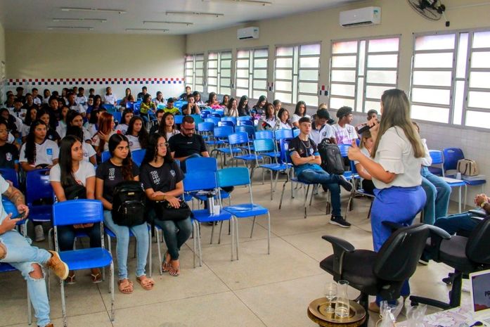 Procon Penedo e Sebrae orientam estudantes do ensino médio sobre direitos do consumidor e educação financeira
