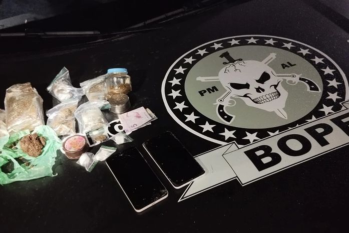 PM apreende drogas e arma de fogo durante ações distintas em Maceió