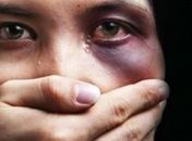 Em briga violenta de marido e mulher, se mete a colher.
