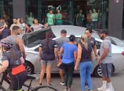 Vídeo mostra momento da colisão entre carro e motos estacionadas em Arapiraca; Confira