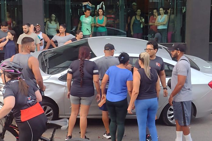 Vídeo mostra momento da colisão entre carro e motos estacionadas em Arapiraca; Confira