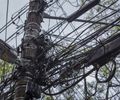 Iniciativa inova na limpeza de cabos em postes e retira mais de 80 toneladas de lixo de Maceió