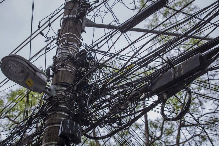 Iniciativa inova na limpeza de cabos em postes e retira mais de 80 toneladas de lixo de Maceió