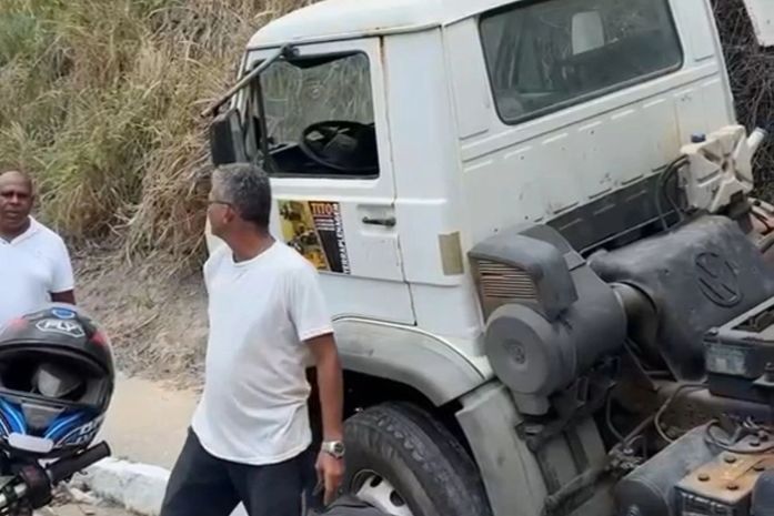 Caçamba perde o controle e causa engavetamento na Leste-Oeste, em Maceió
