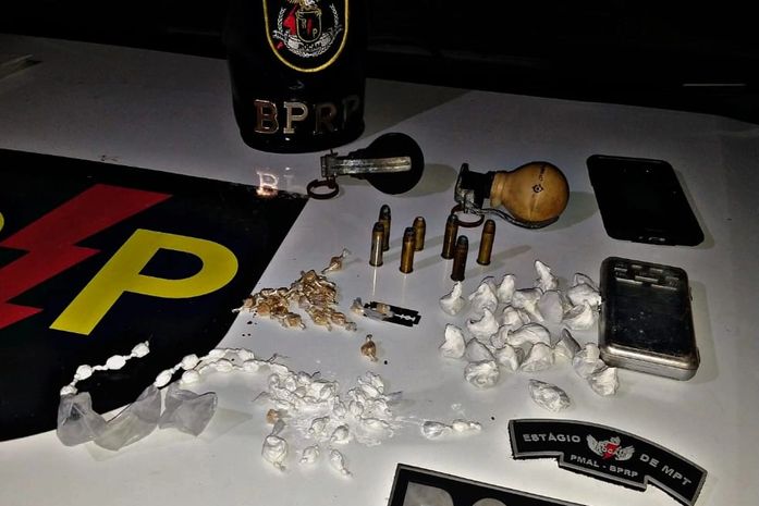 Jovens foram presos durante patrulhamento policial em uma grota do bairro.