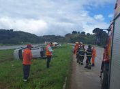 Vídeo: Quatro pessoas ficam feridas após carro capotar na BR-101, em Pilar