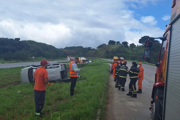 Vídeo: Quatro pessoas ficam feridas após carro capotar na BR-101, em Pilar