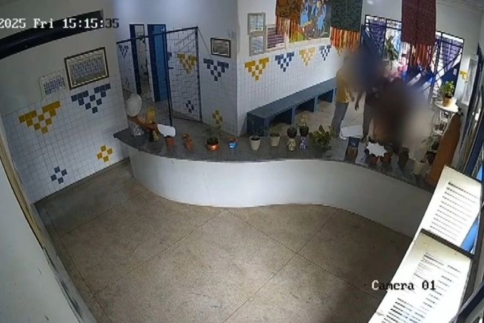 Câmera flagra servidora de escola pública sendo agredida por mulheres no interior de Alagoas