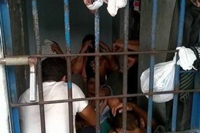 Problema de superlotação em delegacias depende de vagas no sistema prisional