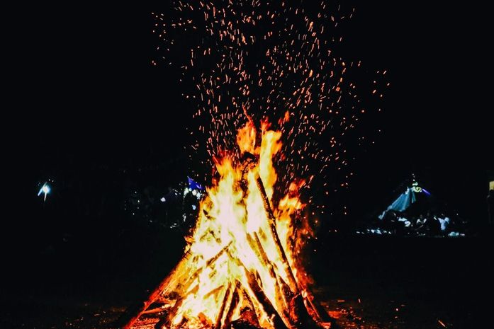 Fumaça das festas juninas pode agravar problemas respiratórios e exige atenção, alerta pneumologista