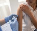 Vacina contra HPV pode prevenir diferentes tipos de câncer e ainda enfrenta barreiras por desinformação