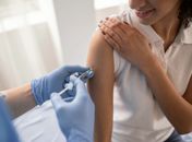 Vacina contra HPV pode prevenir diferentes tipos de câncer e ainda enfrenta barreiras por desinformação