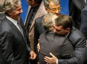 Renan Calheiros e Flávio Bolsonaro se cumprimentam com abraço no Senado