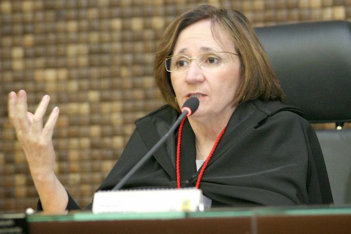 Desembargadora manda recado para Júlio Cezar: "Não mostre arma, mostre serviços eficazes"