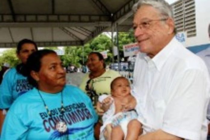 Vilela feliz com uma criança no braço