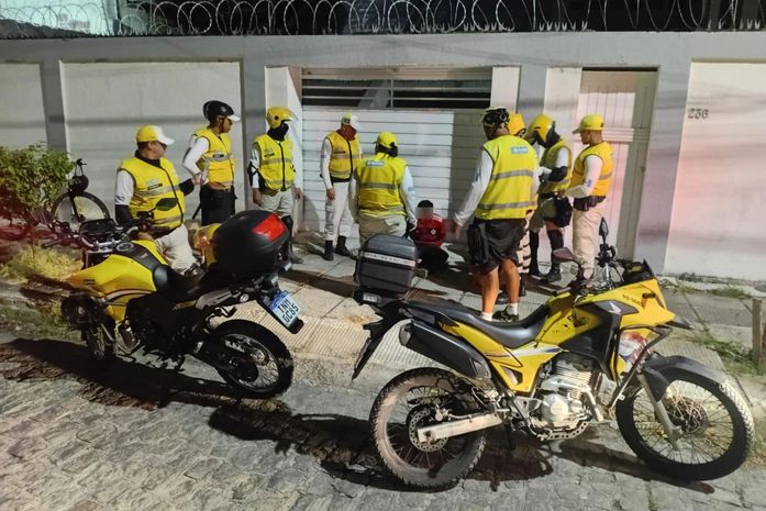 Dois jovens são presos suspeitos de praticar assaltos no Corredor Vera Arruda, em Maceió