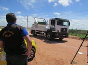 Agente de fiscalização observa transporte de resíduos durante operação.