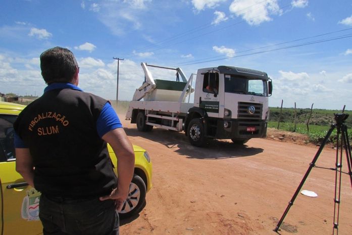 Agente de fiscalização observa transporte de resíduos durante operação.