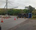 Carreta carregada de frutas e verduras tomba na Ladeira do Catolé, em Satuba